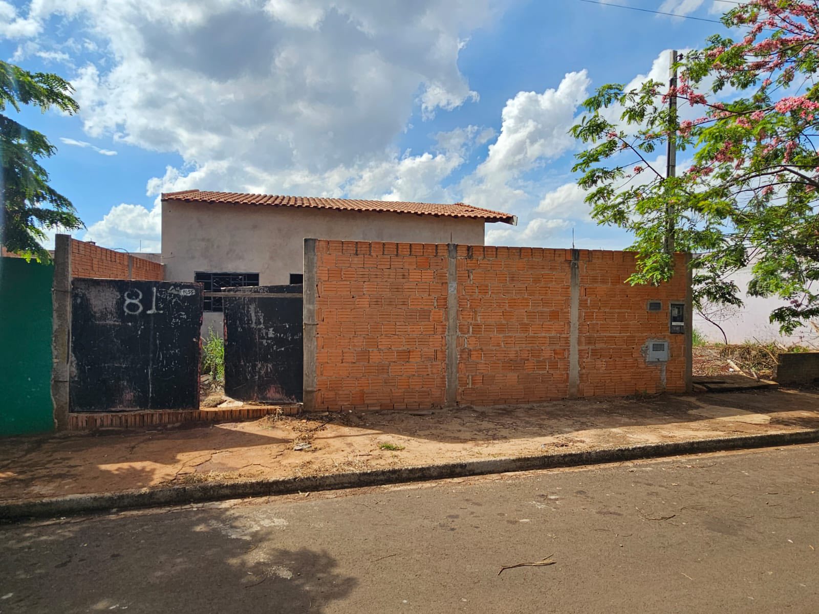 CASA RESIDENCIAL EM FASE DE ACABAMENTO Rua Sergipe, n81- Parque Varotti