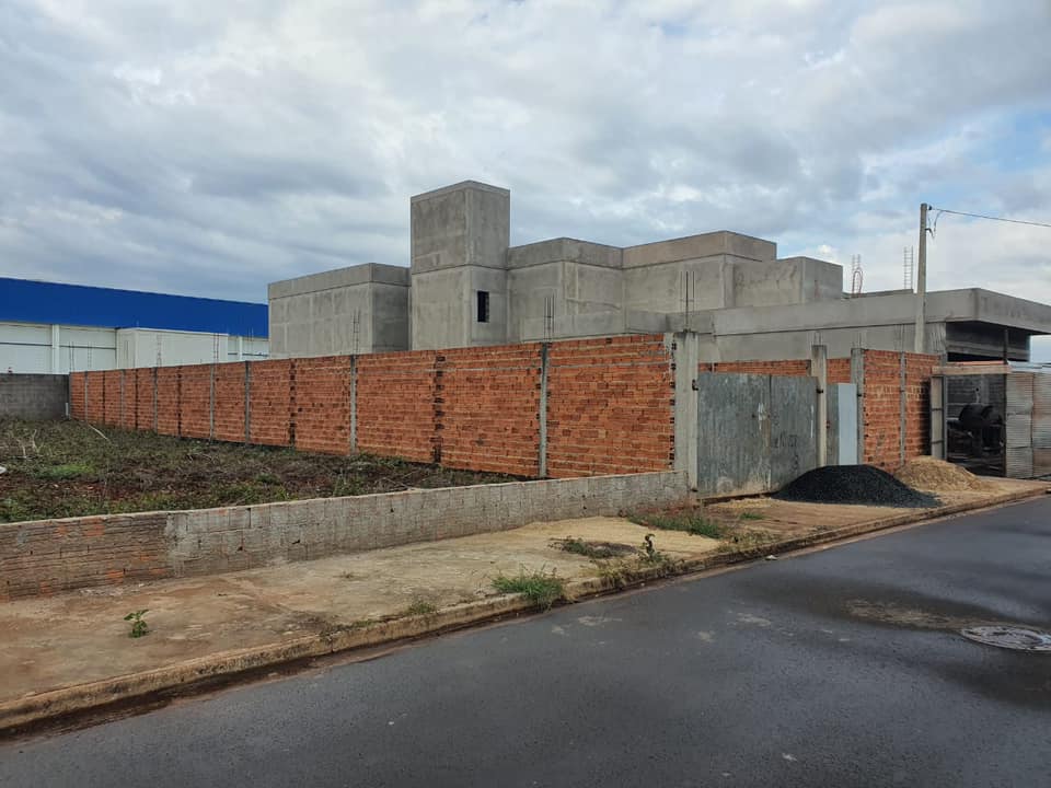 Terreno murado com alicerce para construção  , na Rua Brilhante, n 97- Jardim Milano