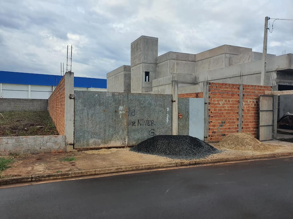 Terreno murado com alicerce para construção  , na Rua Brilhante, n 97- Jardim Milano