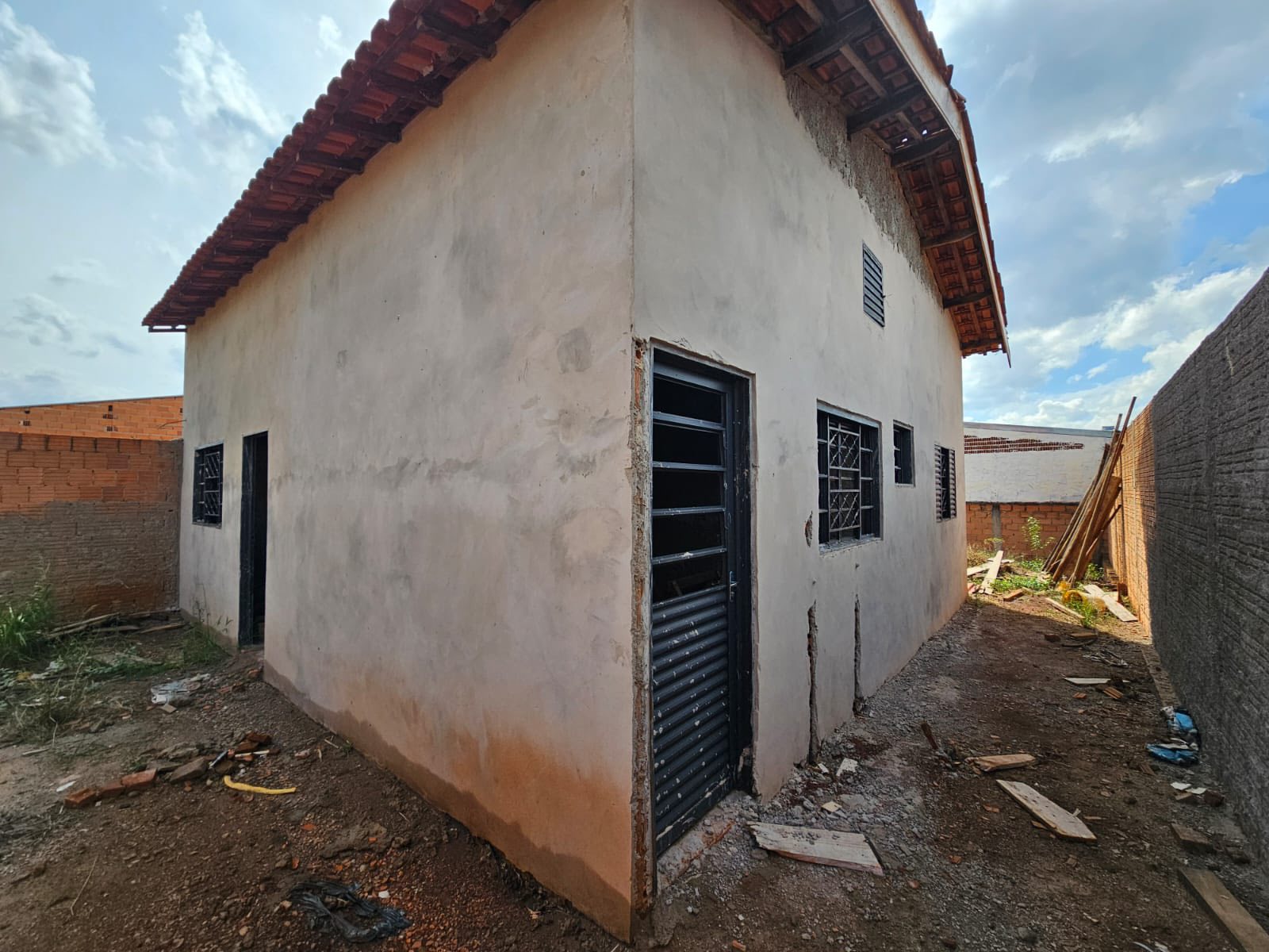 CASA RESIDENCIAL EM FASE DE ACABAMENTO Rua Sergipe, n81- Parque Varotti