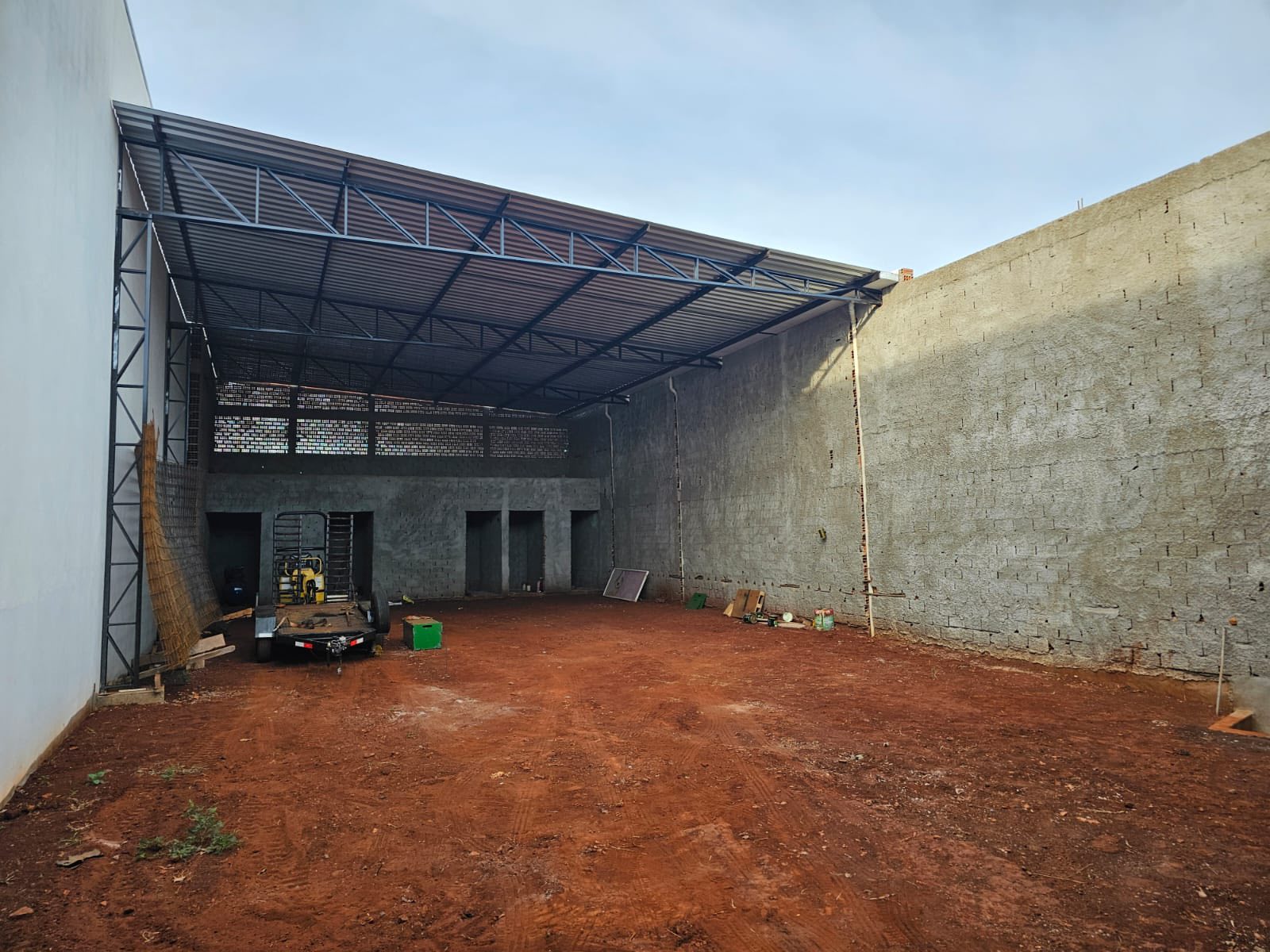 BARRACÃO COMERCIAL  EM CONSTRUÇÃO