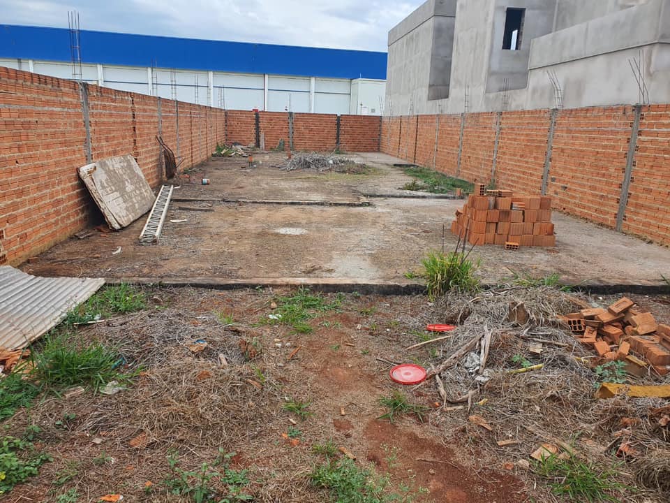 Terreno murado com alicerce para construção  , na Rua Brilhante, n 97- Jardim Milano