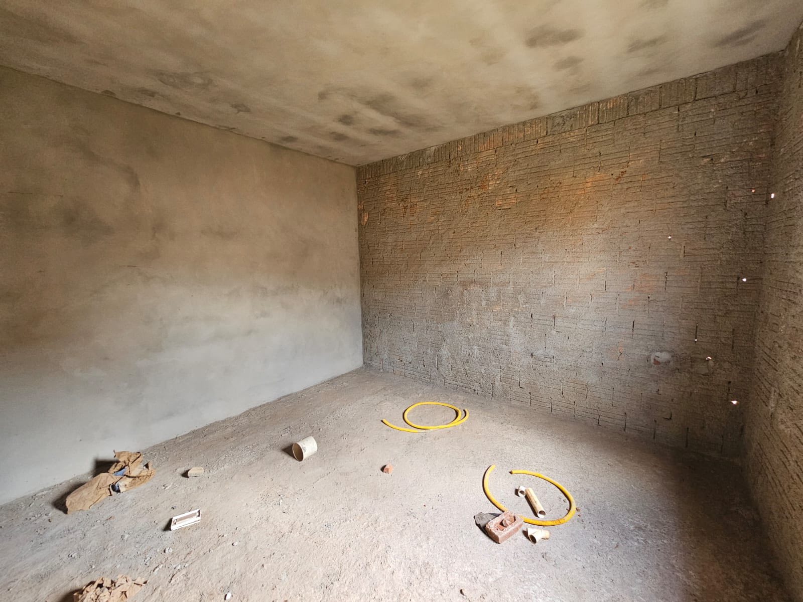 CASA RESIDENCIAL EM FASE DE ACABAMENTO Rua Sergipe, n81- Parque Varotti