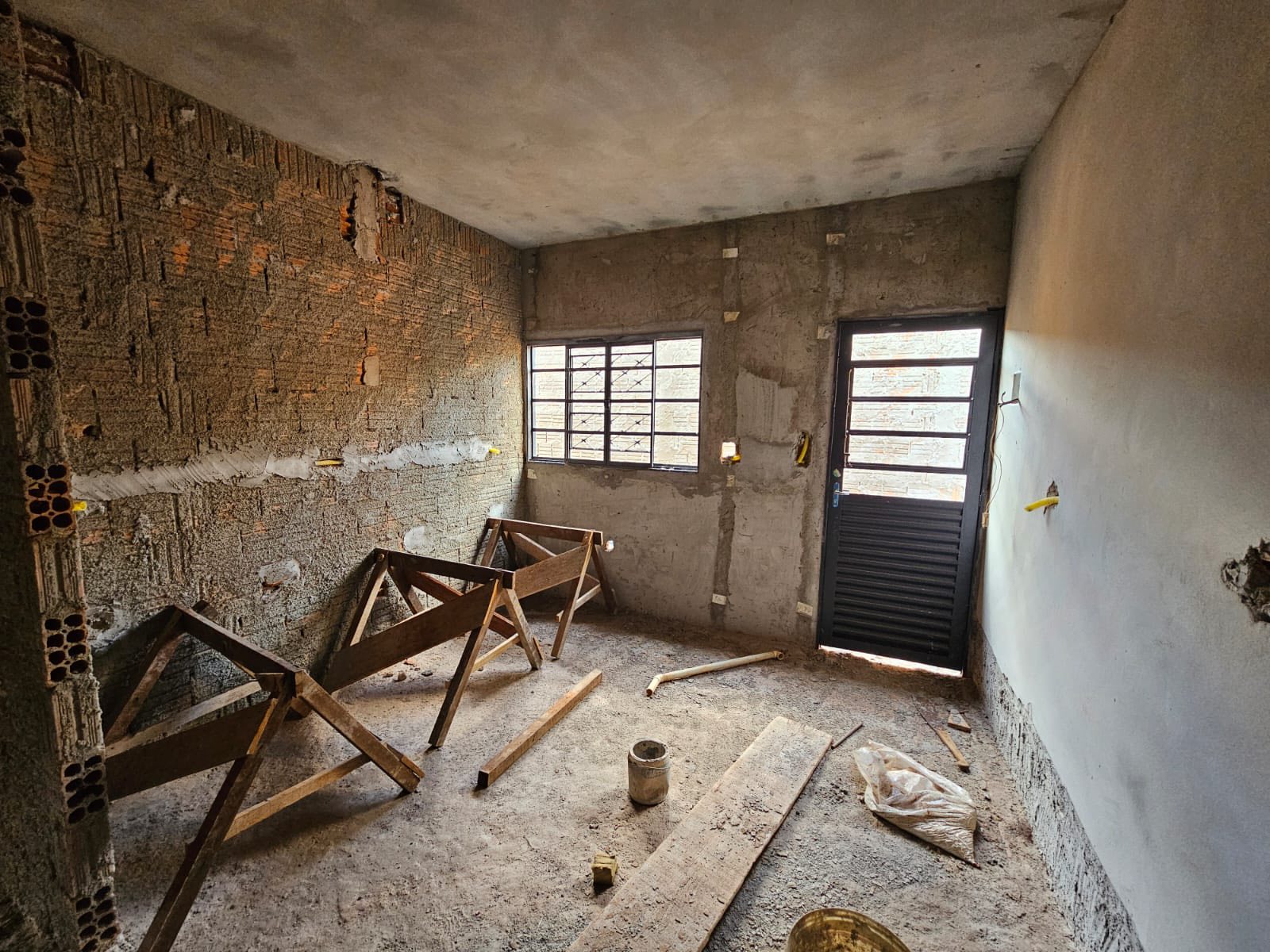 CASA RESIDENCIAL EM FASE DE ACABAMENTO Rua Sergipe, n81- Parque Varotti