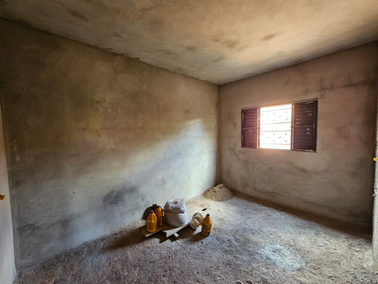 CASA RESIDENCIAL EM FASE DE ACABAMENTO Rua Sergipe, n81- Parque Varotti