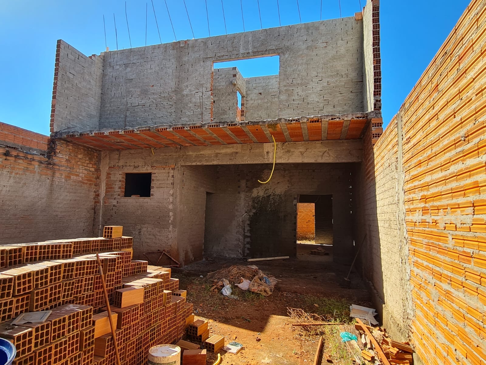 SOBRADO em Construção, na Rua Rio De Janeiro, n 105- Parque Varotti