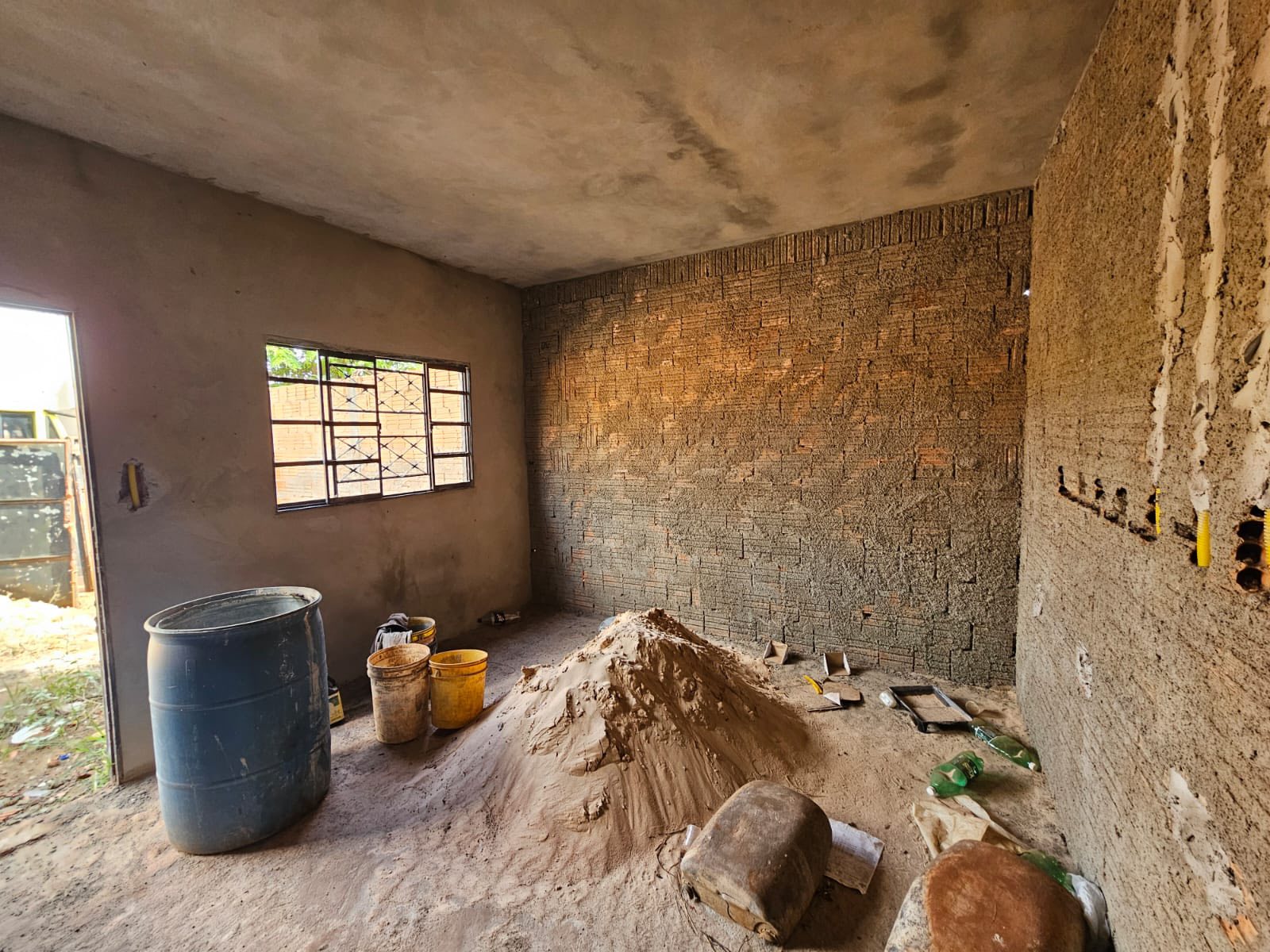 CASA RESIDENCIAL EM FASE DE ACABAMENTO Rua Sergipe, n81- Parque Varotti