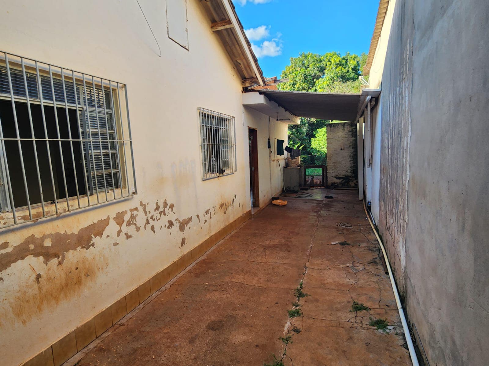 CHÁCARA COM DUAS CASAS RESIDENCIAL, Próximo ao batalhão da Polícia Militar ,Rua Rui Barbosa , n175-Centro