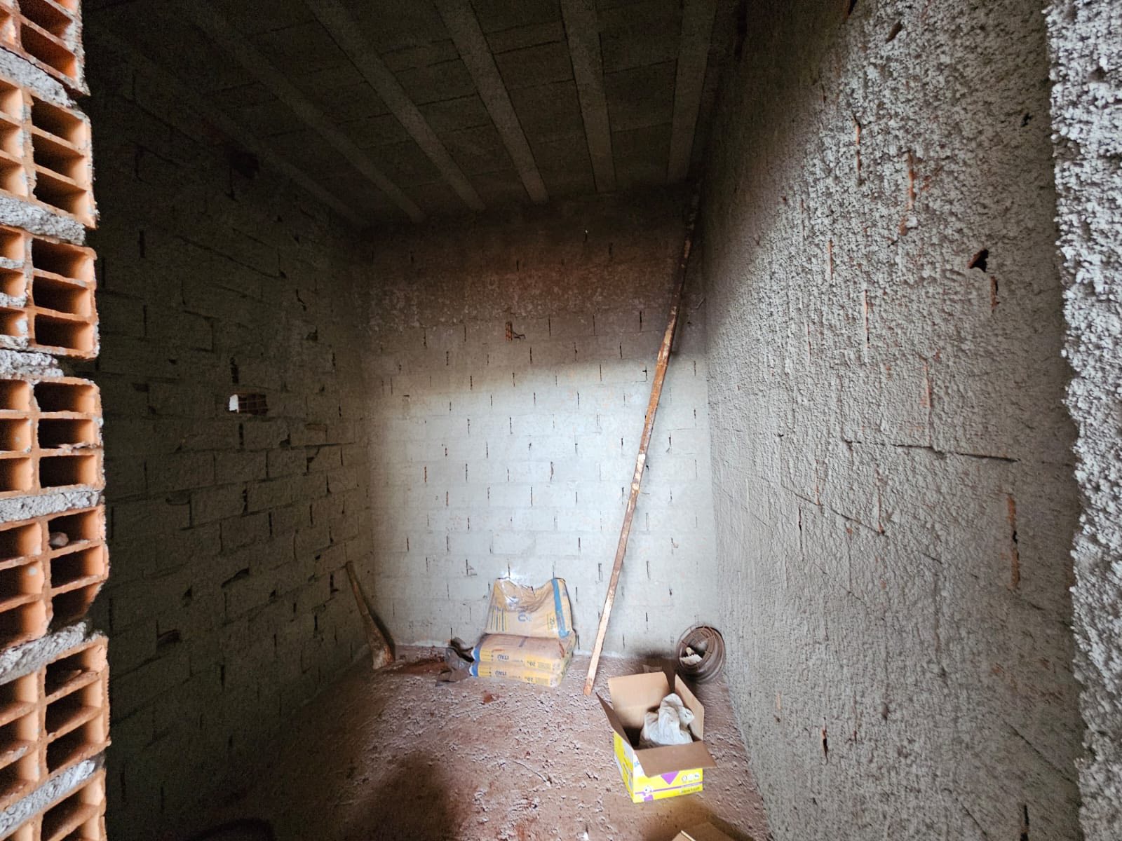 BARRACÃO COMERCIAL  EM CONSTRUÇÃO