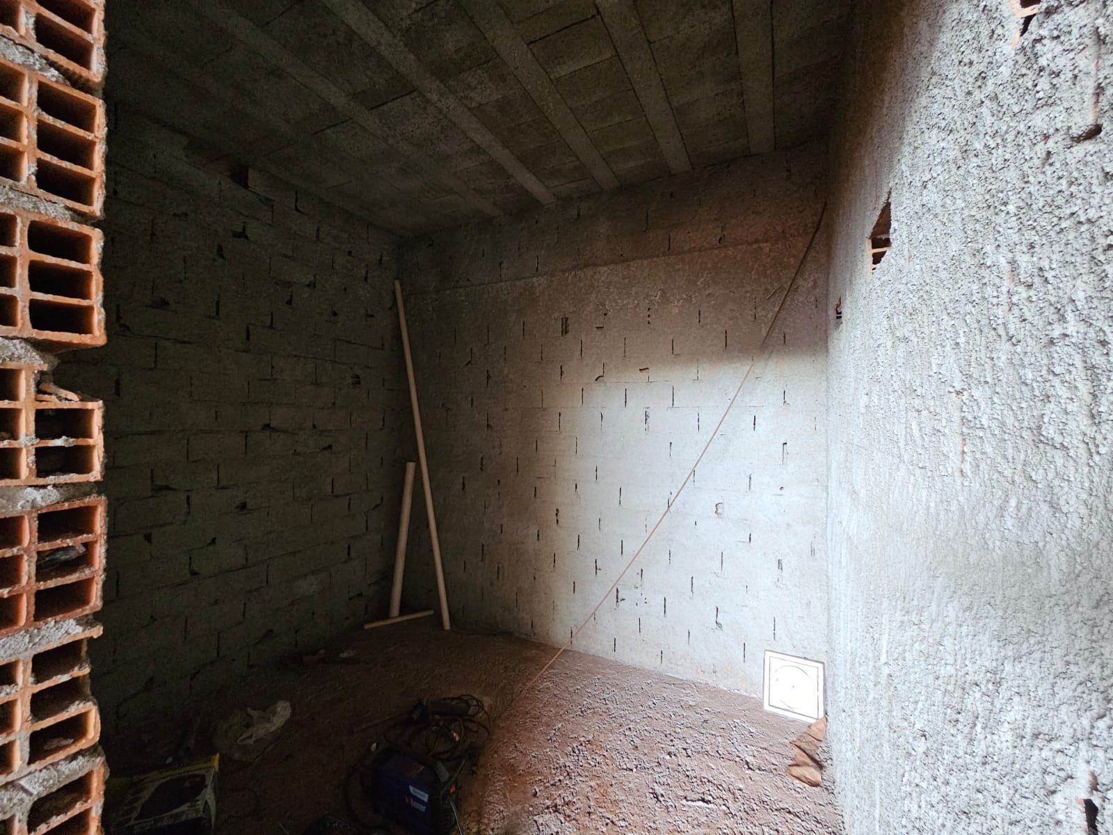 BARRACÃO COMERCIAL  EM CONSTRUÇÃO