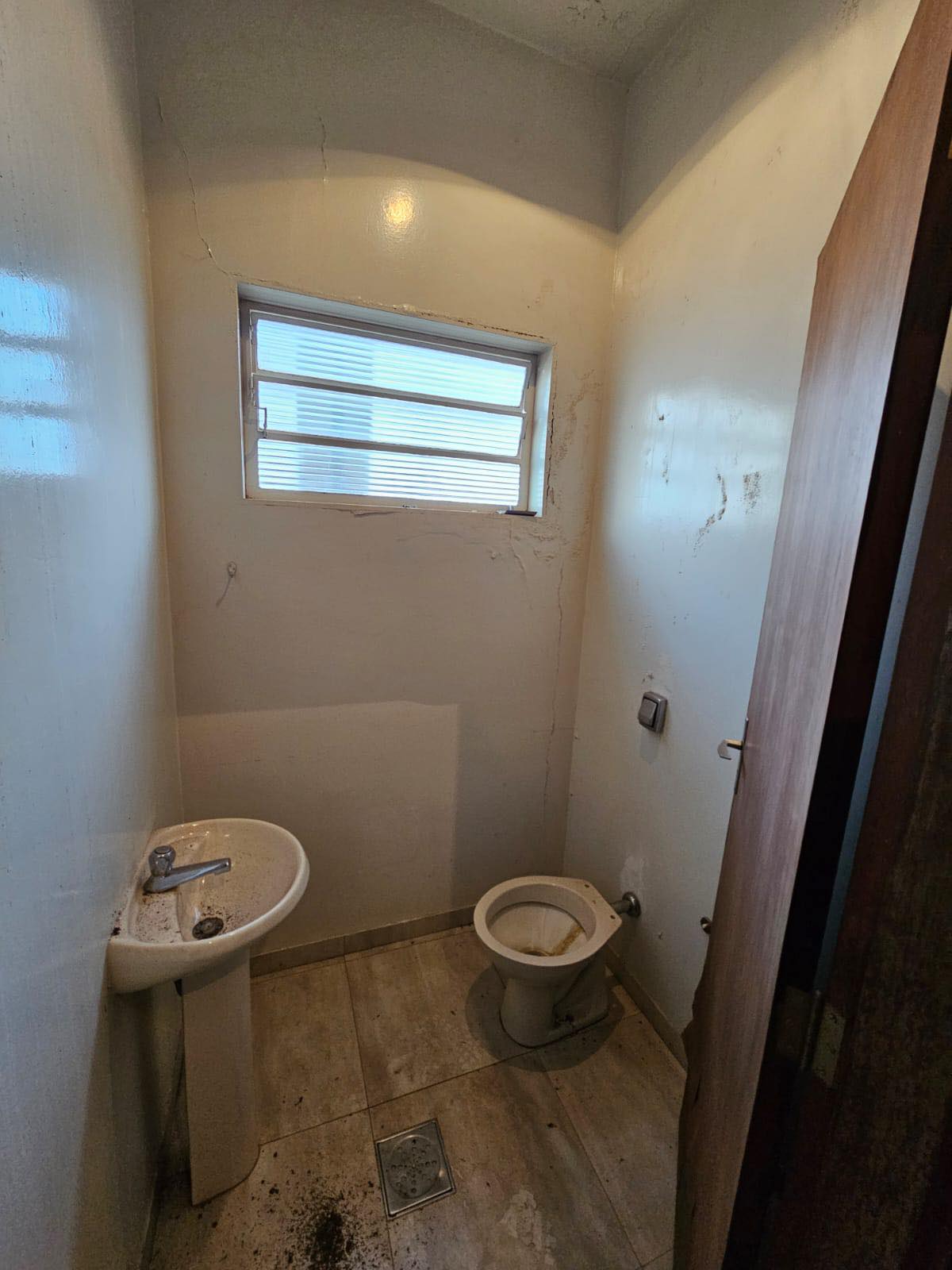 PRÉDIO COMERCIAL/RESIDENCIAL EXCELENTE LOCALIZAÇÃO Rua Treze de Maio, n574- Centro