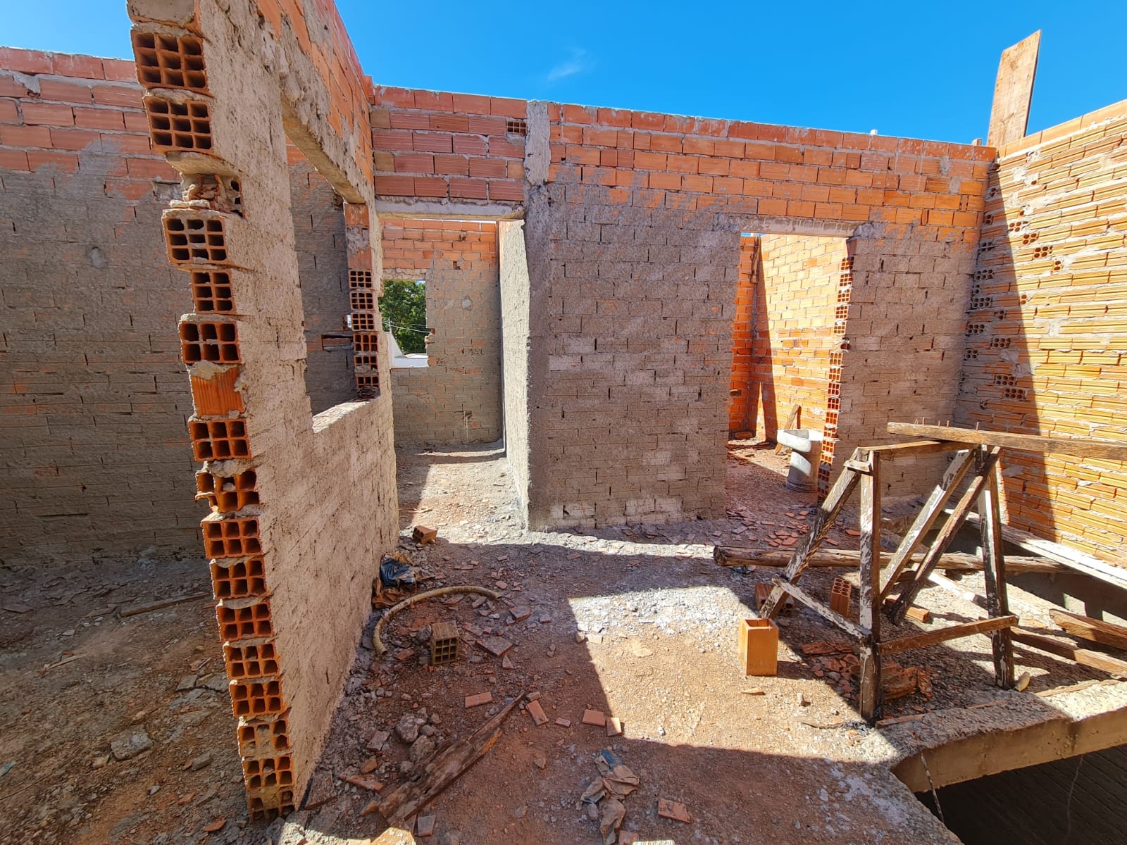 SOBRADO em Construção, na Rua Rio De Janeiro, n 105- Parque Varotti
