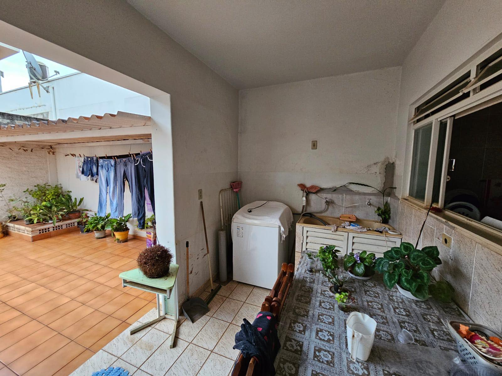 PRÉDIO COMERCIAL/RESIDENCIAL EXCELENTE LOCALIZAÇÃO Rua Treze de Maio, n574- Centro