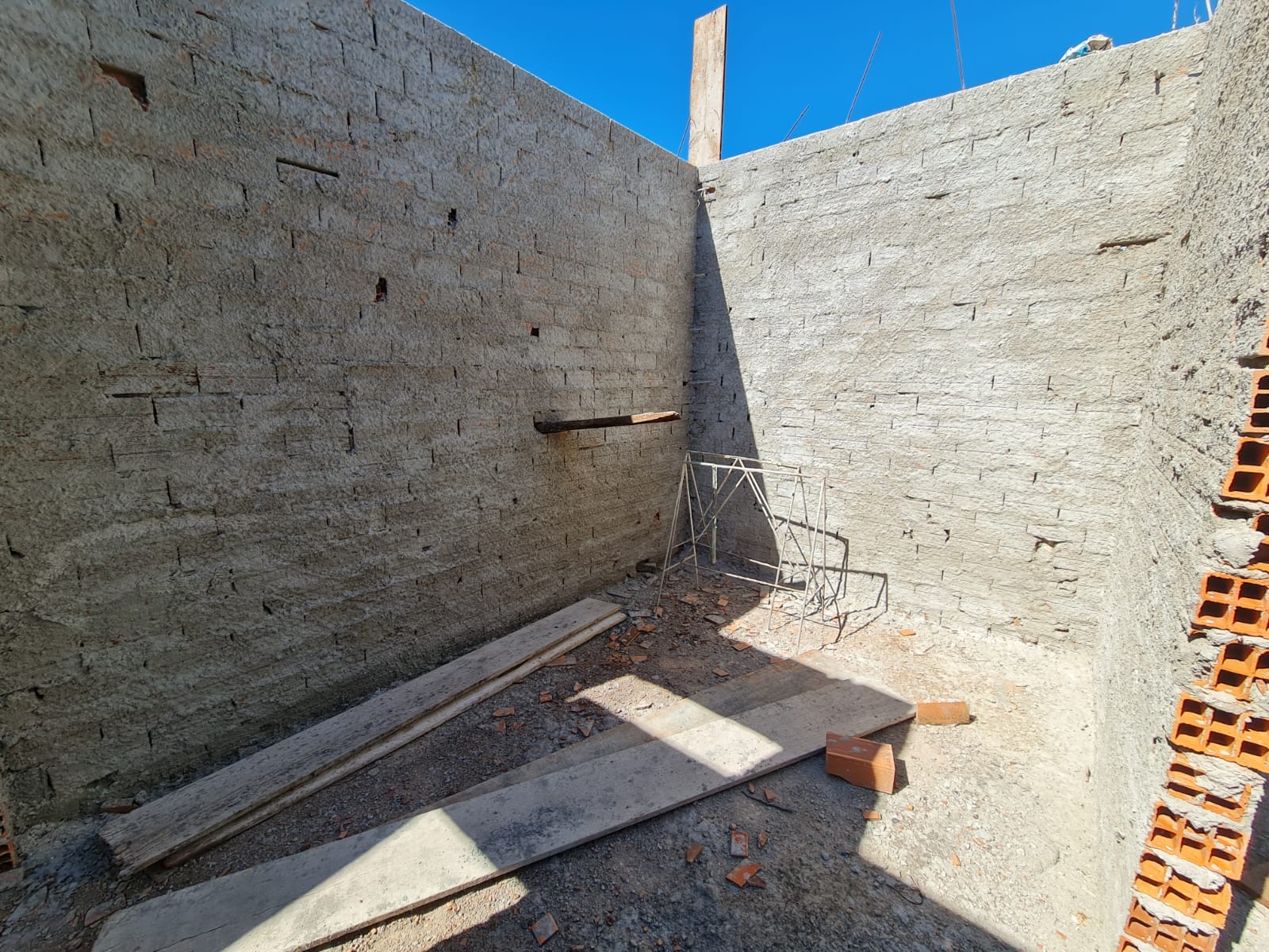 SOBRADO em Construção, na Rua Rio De Janeiro, n 105- Parque Varotti