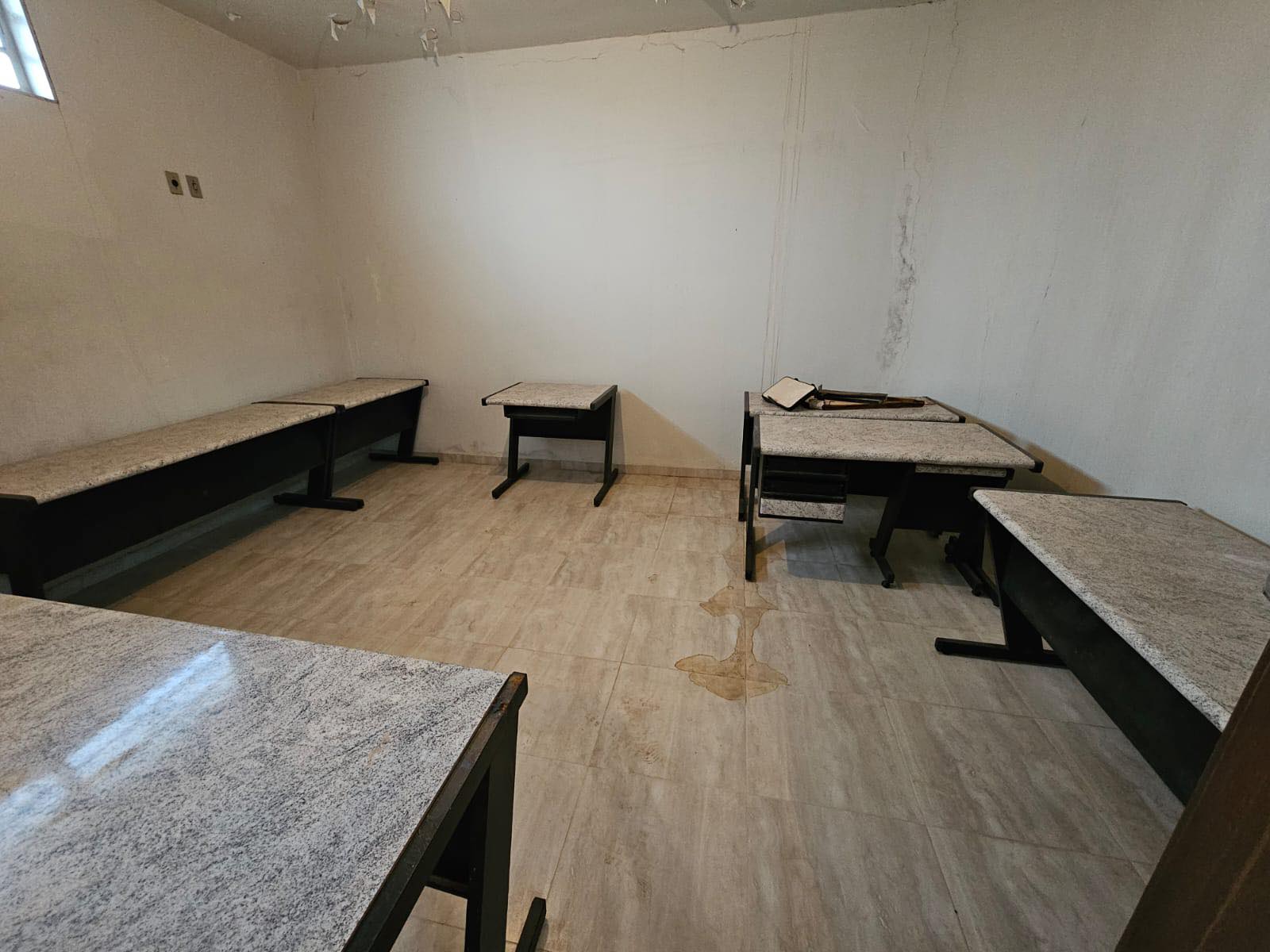 PRÉDIO COMERCIAL/RESIDENCIAL EXCELENTE LOCALIZAÇÃO Rua Treze de Maio, n574- Centro