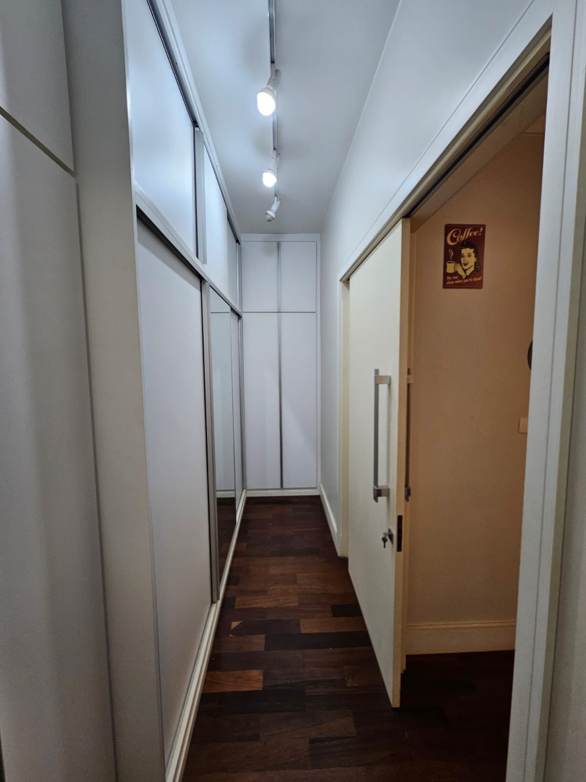 EXCELENTE CASA RESIDENCIAL COM COMÉRCIO - ÓTIMA LOCALIZAÇÃO - CENTRO