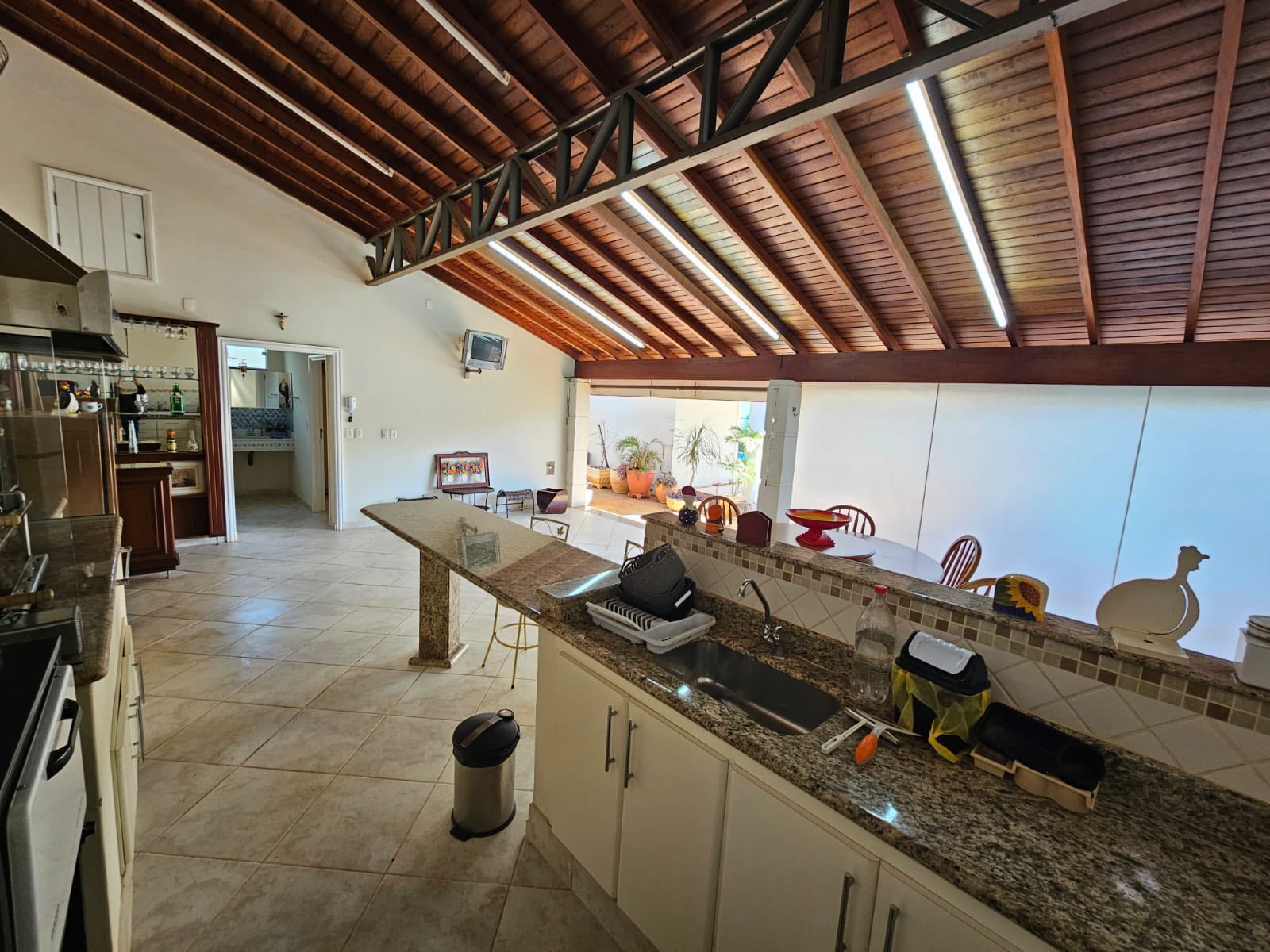 EXCELENTE CASA RESIDENCIAL COM COMÉRCIO - ÓTIMA LOCALIZAÇÃO - CENTRO