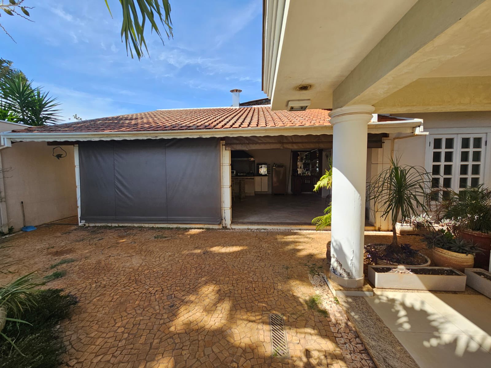 EXCELENTE CASA RESIDENCIAL COM COMÉRCIO - ÓTIMA LOCALIZAÇÃO - CENTRO